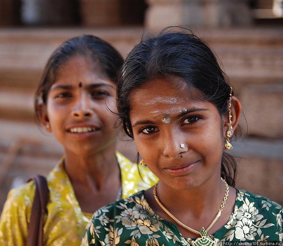 Хампи - люди в храме Хампи, Индия