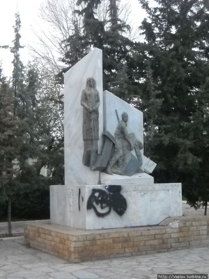 Памятник павшим воинам Элефсис, Греция