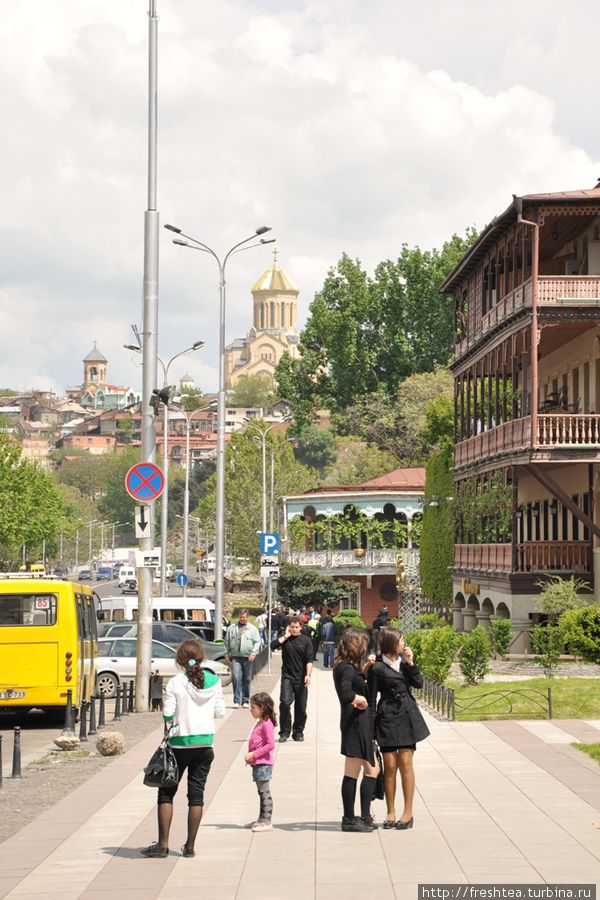 Впереди виднеется новая главная церковь страны — Цминда Самеба, но это уже за Курой, на ее левом берегу. Тбилиси, Грузия