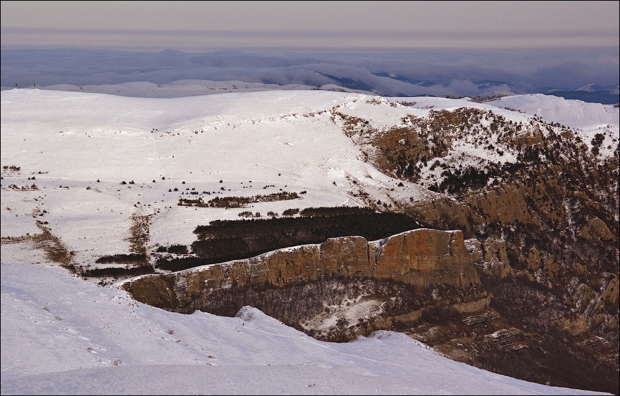 На северо-востоке, левее Северной Демирджи, можно разглядеть гребень хребта Тырке, за ним из-под облаков проступает голубой зубчатый силуэт массива Кара-Тау Караби-яйлы. Алушта, Россия