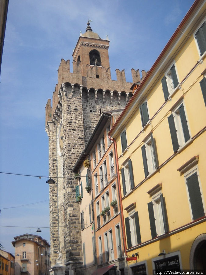 Вид на башню Брешиа, Италия