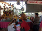 Получение благословения монаха в храме Ват Сат Тхат Тен.