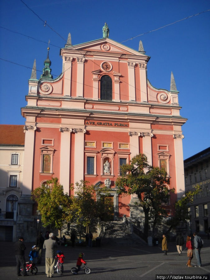 Фасад церкви Любляна, Словения