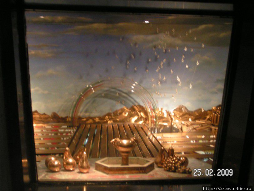 Каждый город Ирана представлен отдельной витриной Тегеран, Иран Каждый город Ирана представлен отдельной витриной Тегеран, Иран