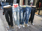 даже рваные штаны = стоят 30 евро
