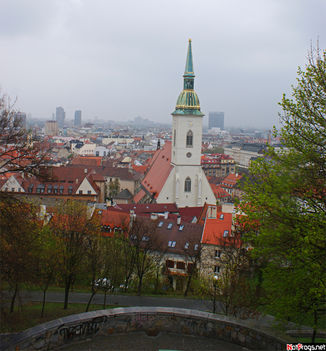 Картинный вид на Старый город и башню костёла св. Мартина Братислава, Словакия