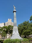 Надпись на монументе —  Погибшим за Конфедерацию, монумент в парке Тревис