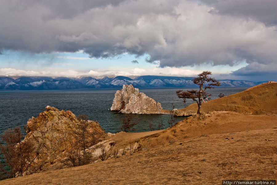 Две скалы Хужир, остров Ольхон, Россия