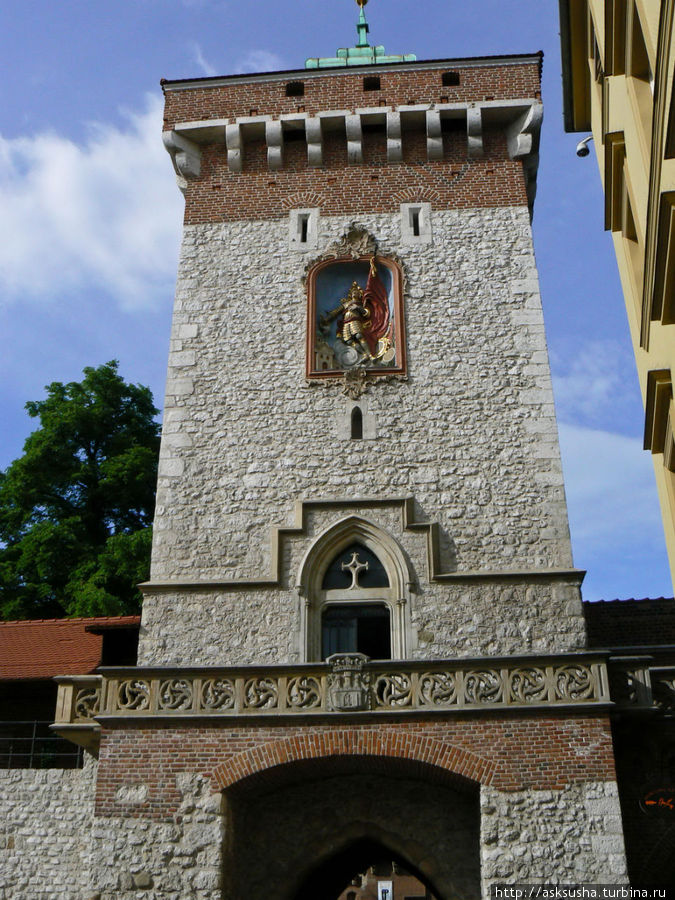 Флорианские ворота, находящиеся во Флорианской башне, имеют высоту 34,5 м. Это самые старые запирающие город ворота. В случае осады их защищал цех скорняков. Флорианские ворота замыкали на ночь при помощи спускаемой на цепях деревянной решетки. Краков, Польша