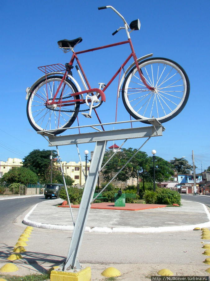 Памятник велосипеду. Карденас, Куба