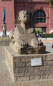 Экспонаты во дворе Каирского музея