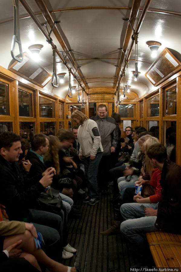 Трамвай, в котором мы поехали на экскурсию, изнутри. Весь деревянный. Рессоры отсутствуют. И это ощущается очень чётко. Санкт-Петербург, Россия