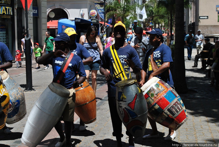 Посетителей развлекают барабанщики Монтевидео, Уругвай