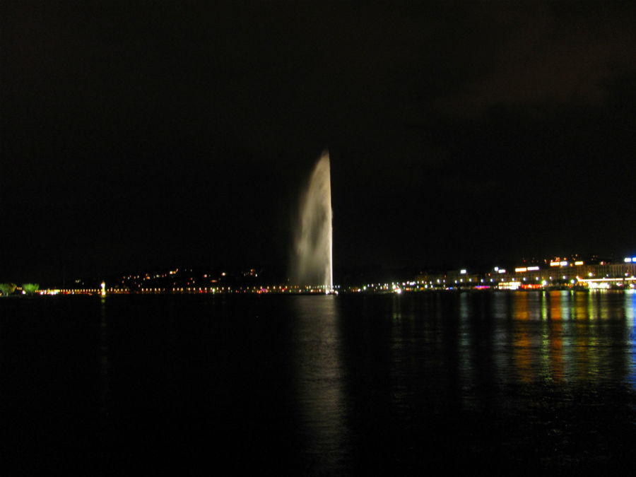 ночью фонтан подсвечивается разными цветами Женева, Швейцария