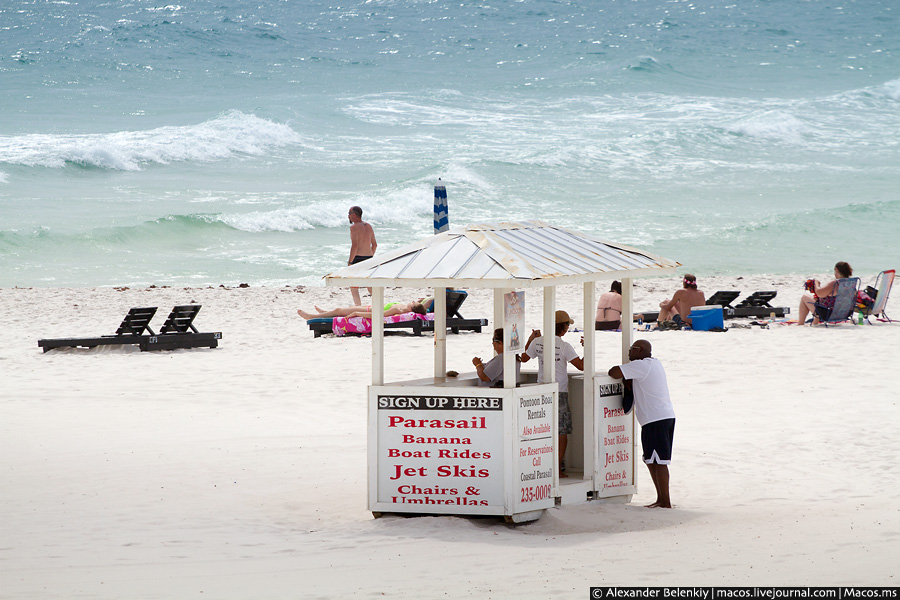 Никто не ходит по пляжу и не кричит Пахлава, пирожки горячие, пиво холодное!!!. Скучно даже как-то :) Штат Флорида, CША
