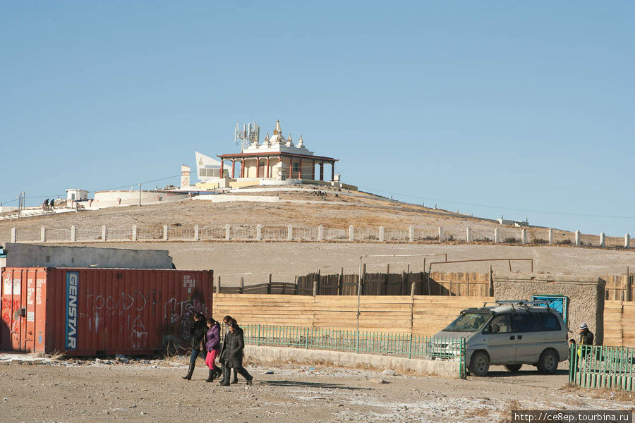 Из многих частей города виден храм на горе — священное место Алтай, Монголия
