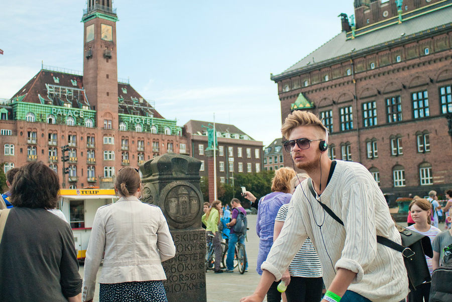 Пока туристы кучкуются на главной площади, местные расслабленно едут по делам. Как и в Голландии, на велосипедах. Копенгаген, Дания