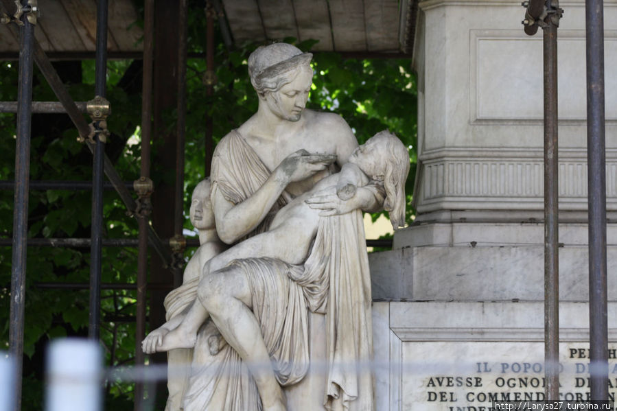 То, что удалось снять — аллегорическая фигура Милосердия на углу памятника Н.Н.Демидову. Флоренция, Италия