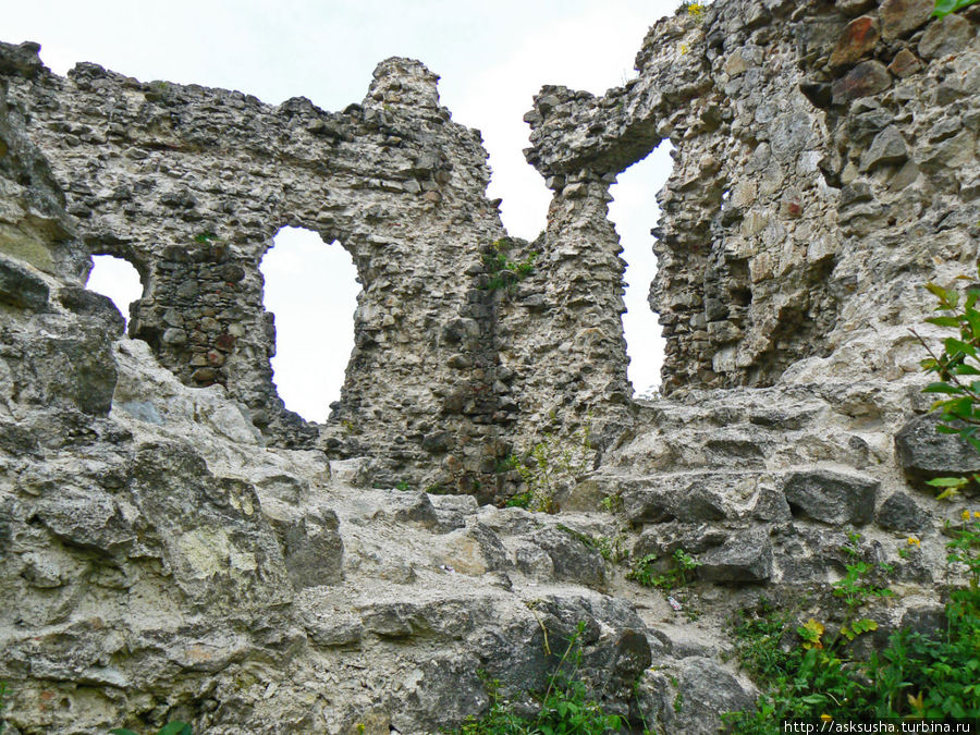 На руинах замка тамплиеров Середне, Украина