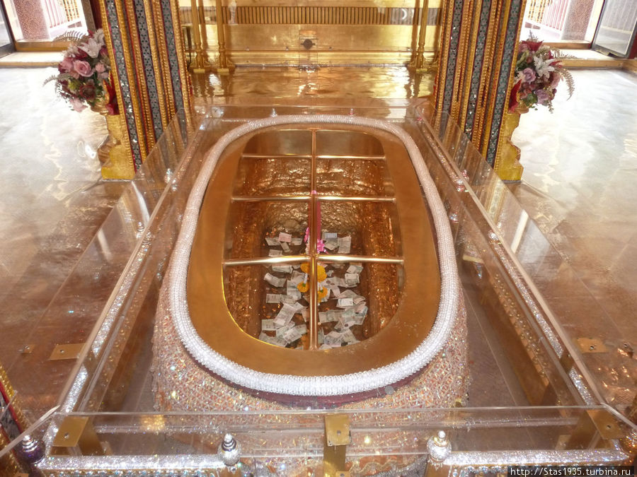 г.Сарабури. Отпечаток стопы Будды в храме Ват Пра Путтабан. Таиланд