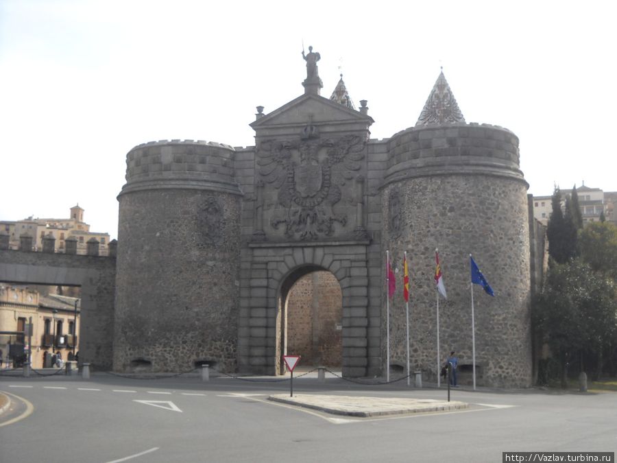 Парадный вид ворот Толедо, Испания