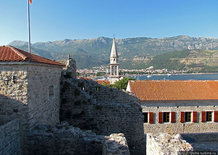 с третьего уровня отличные виды на старый город... Будва, Черногория
