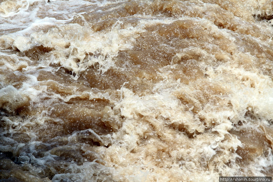 Водопад Сомпхамит в сезон дождей Провинция Тямпасак, Лаос