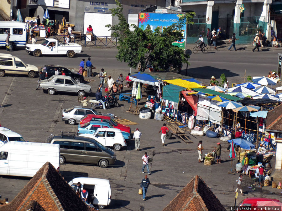 Внизу рынок, здесь я фотографировал вечером первый снимок Внизу рынок, здесь я фотографировал вечером первый снимок