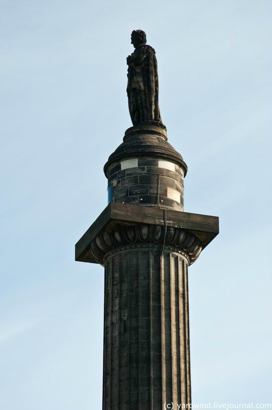 На ее верху стоит памятник Генри Дандасу – британскому юристу и политику эпохи Георга III Эдинбург, Великобритания