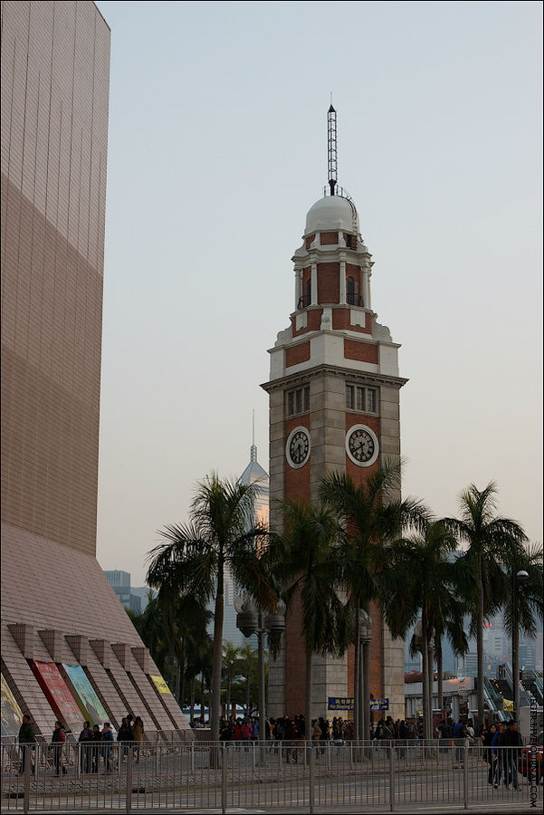 Так называемая Clock Tower. Эта башня была построена в далекие времена Гражданской войны в свеженьком СССР, а точнее в 1921. Монгкок, Гонконг