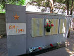 мемориал состоит из двух стен и обелиска, на первой списки погибших при освобождении учхоза