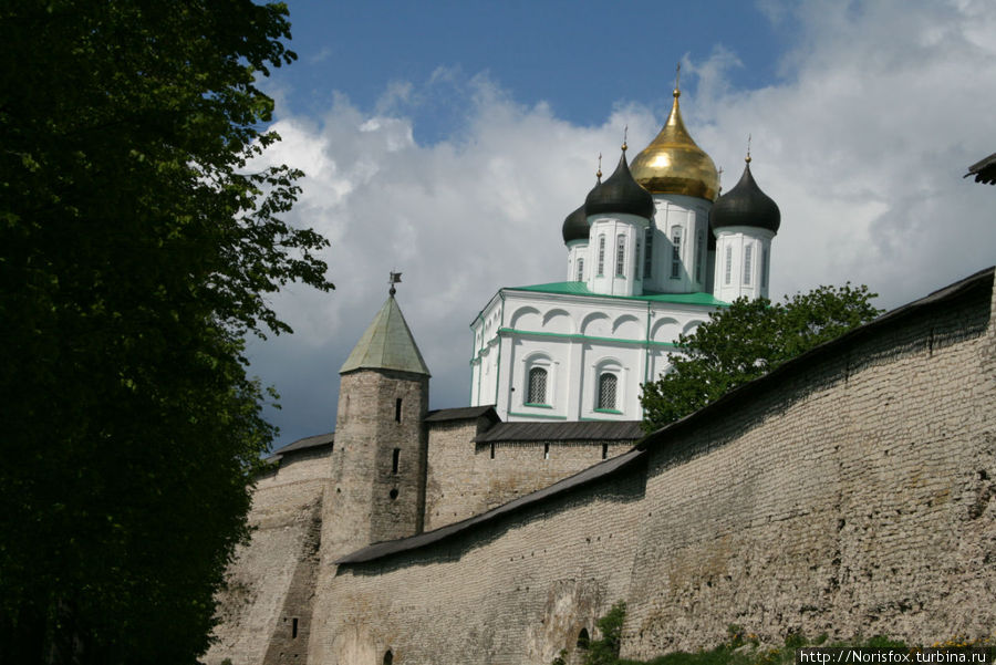 Троицкий собор за древними стенами Псков, Россия