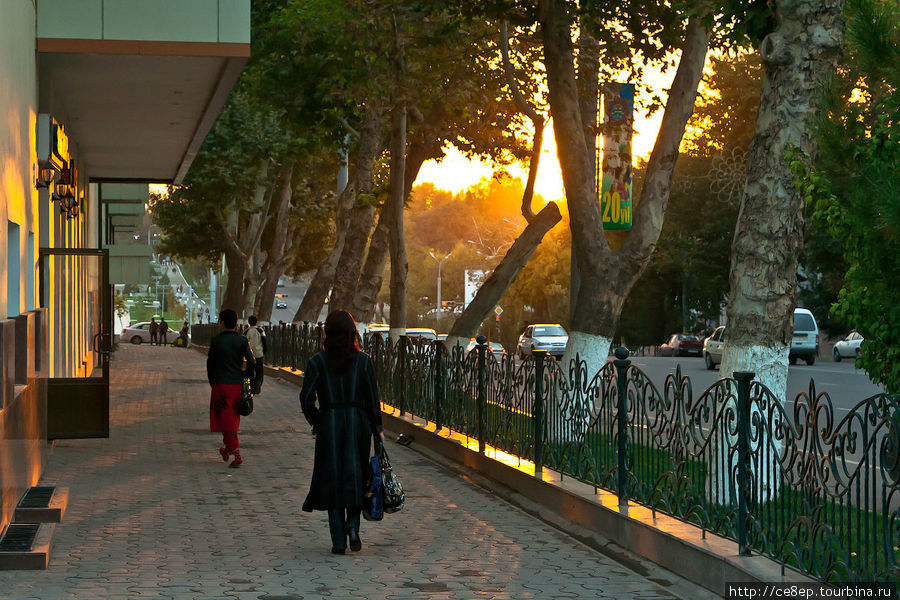 Закат на центральной улице Самарканд, Узбекистан
