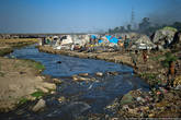 Бедняки живут на берегу зловонной речки. Эта не совсем речка — эта городская канализация.