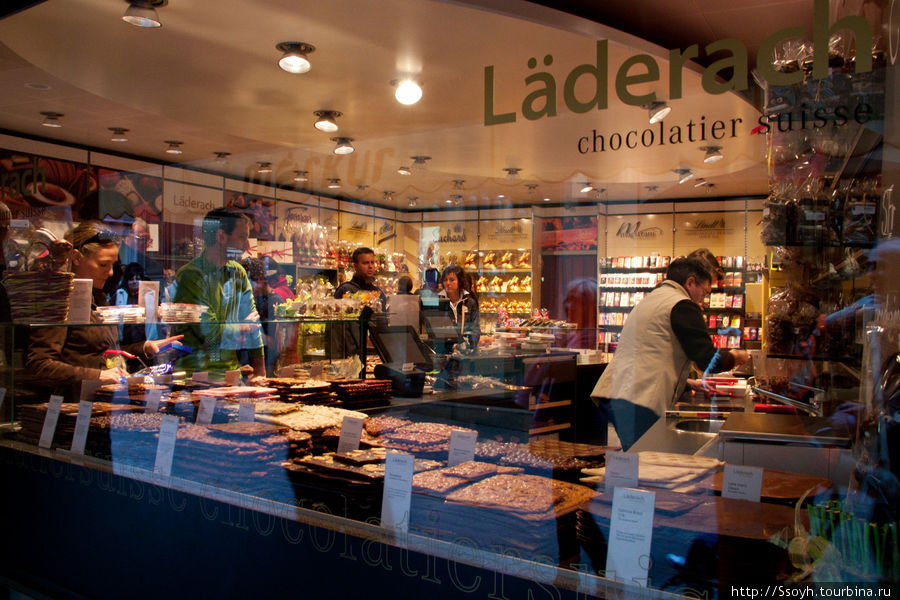 Одна из кондитерских, где продают знаменитый швейцарский шоколад. Он здесь как и упакованный, так и на развес. Видов невероятное количество, запах внутри стоит просто потрясающий. Лугано, Швейцария