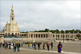 Площадь, где произошло явление Девы Марии детям и базилика.