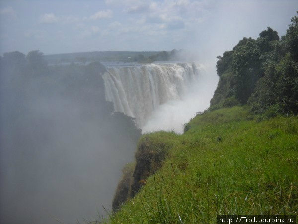 Центральная часть водопада, вид издалека Виктория-Фоллс, Зимбабве