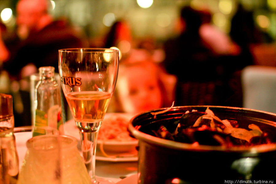 традиционные мидии и отменое бельгийское пиво традиционные мидии и отменое бельгийское пиво