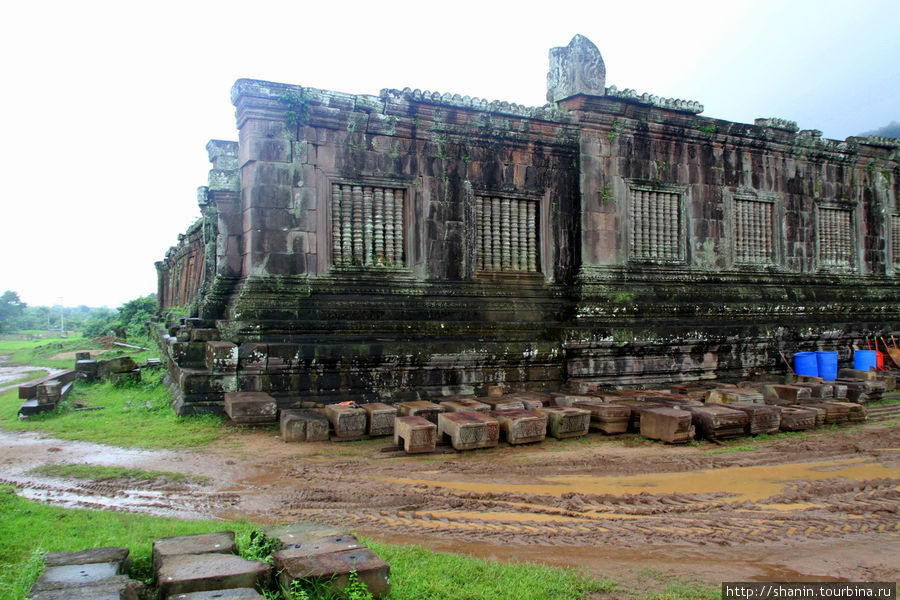 Руины монастырского храма Тямпасак, Лаос