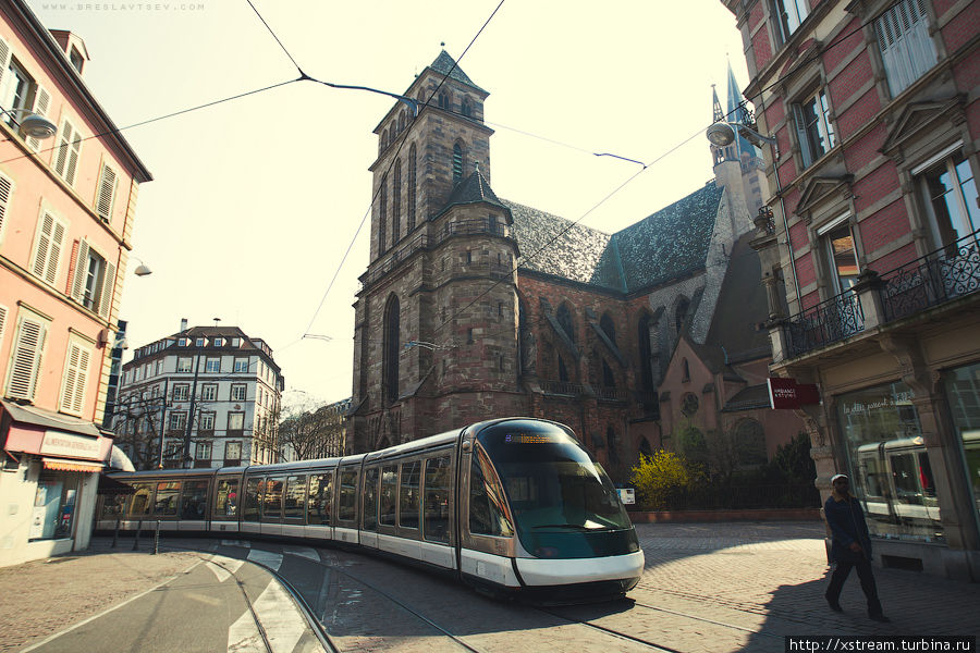 Космические трамвайчики среди старинных зданий. Смотрится впечатляюще:) Страсбург, Франция