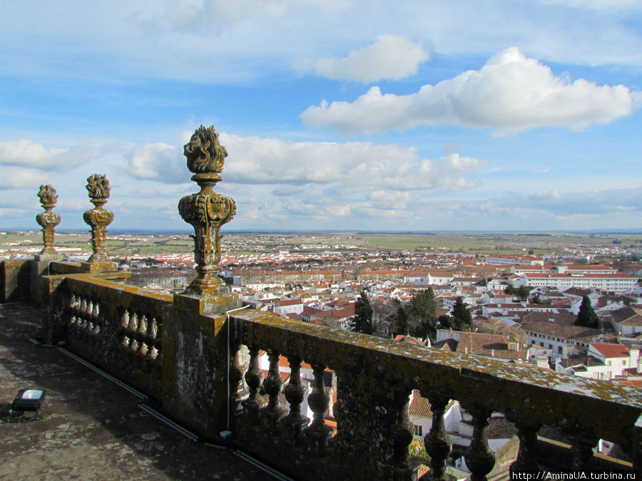 панорама города с крыши Кафедрального собора Се Эвора, Португалия