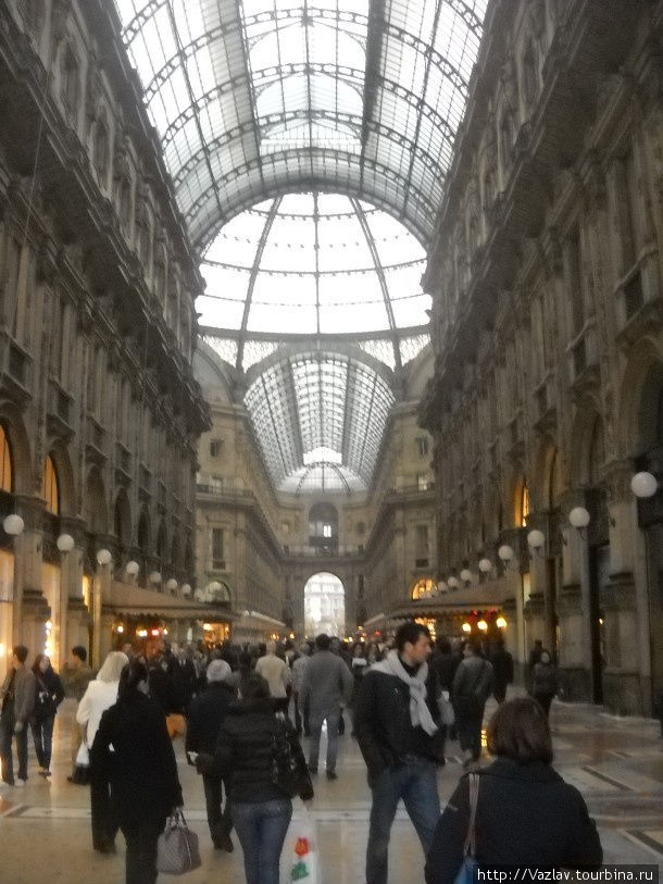 Покупатели толпой Милан, Италия