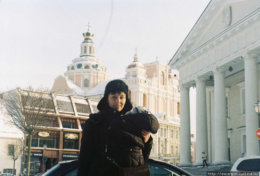 А вот и моя подруга Саша на фоне ратуши Вильнюс, Литва