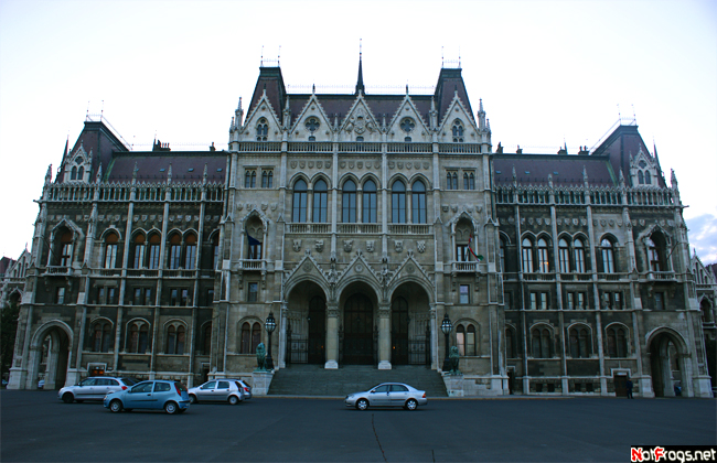 Главный вход в Парламент. Смеркалось... Будапешт, Венгрия