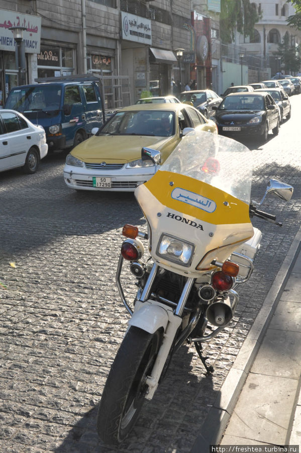 Туристическая полиция динамично передвигается по городу на желтых Хондах: двухколесный транспорт — спасение в жестоких пробках в часы пик. Амман, Иордания