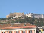Вид с пл. Плебищито на крепость Кастель Сант Эльмо и бывший картезианский монастырь(справа),сегодня музей Чертоза ди Сан Мартино.