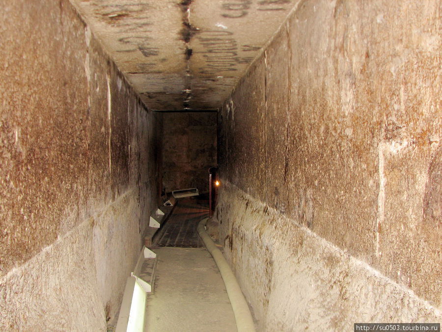 Коридор между двумя камерами в Красной пирамиде Египет