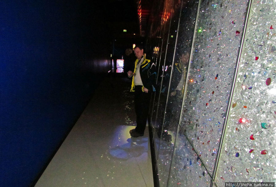 Итак входим в Ледяной коридор. По мере продвижения под ногами возникают изображения кристаллов, зависимые от скорости и силы нажатия Ваттенс, Австрия