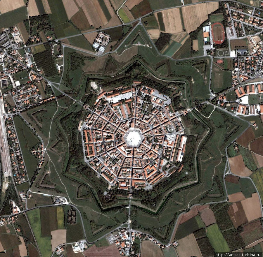 Переключившись «на спутник», можно даже разглядеть рвы и крепостные стены Пальманова, Италия