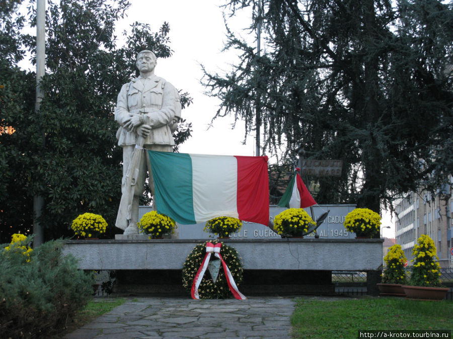 памятник герою Милан, Италия